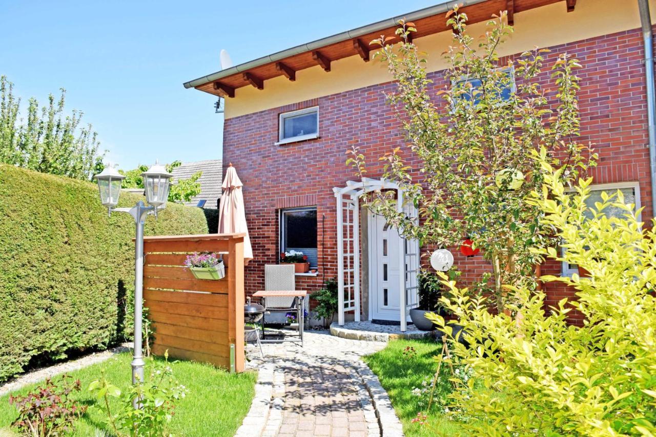 Ferienhaus Zum Hafen In Altefaehr Exterior photo